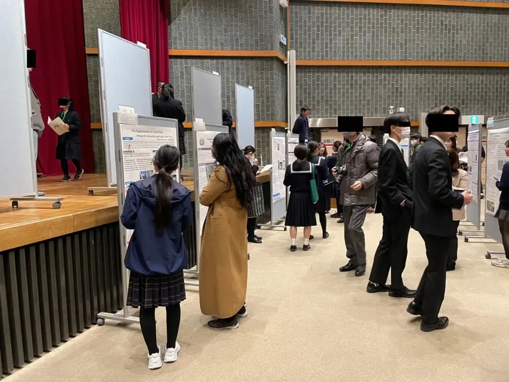 高校生の英語の研究発表会について、緑岡高校主催の英語による科学研究発表会のポスターセッションの様子